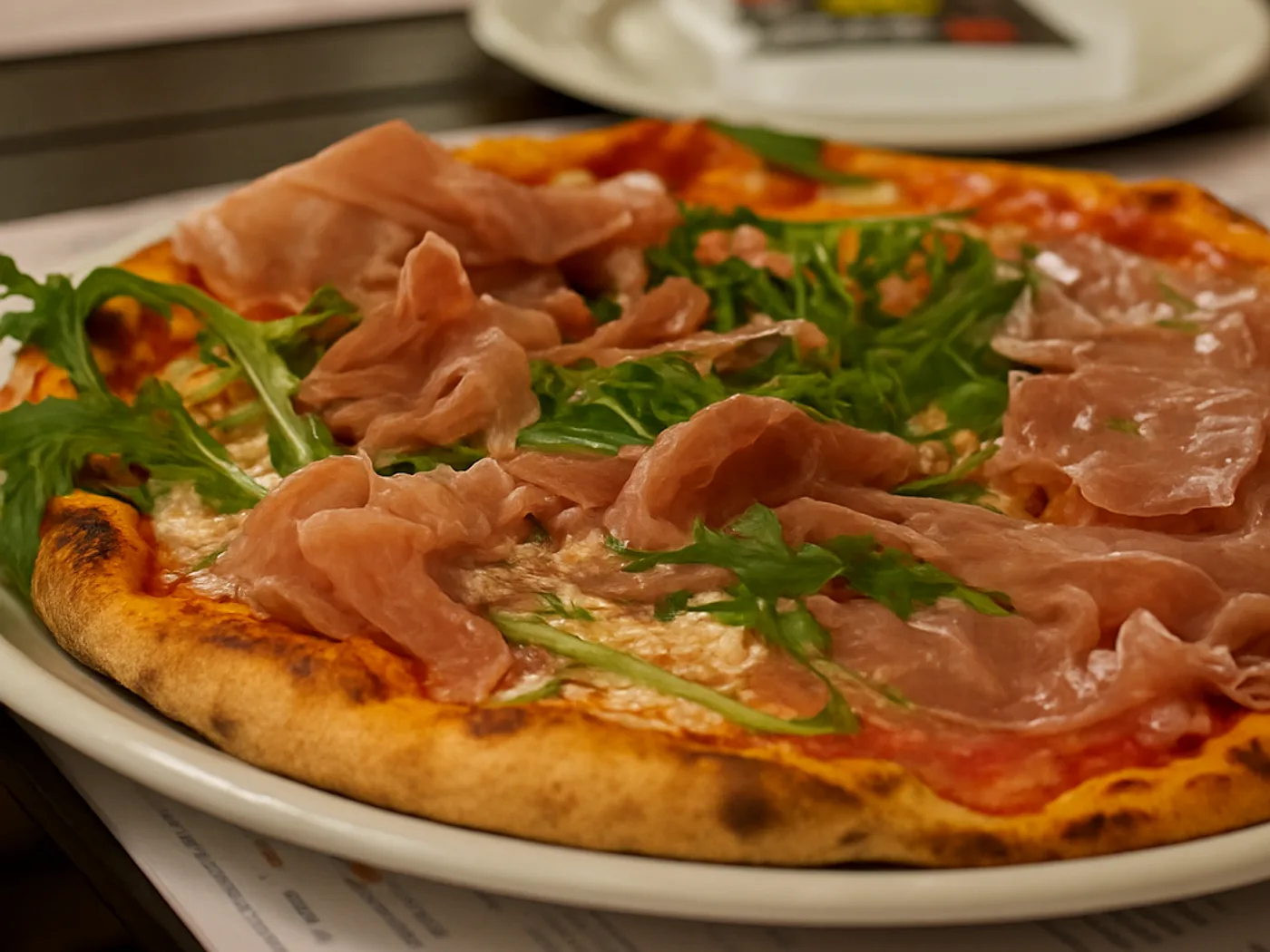 Pizza con prosciutto crudo e rucola