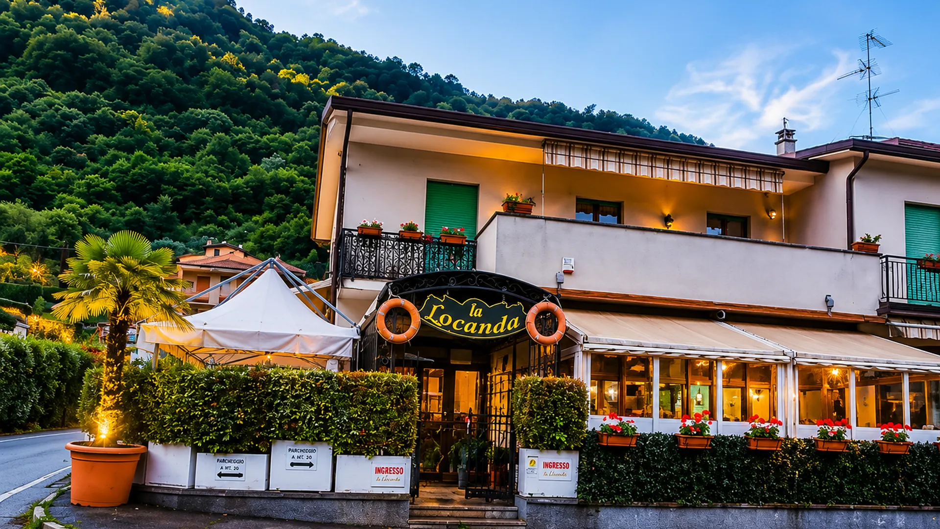 La Locanda a Olginate, esterno del ristorante al tramonto con veranda e luci calde